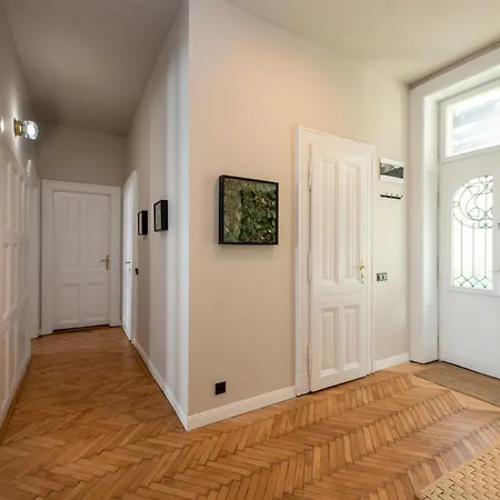 The Elegance Apartment *