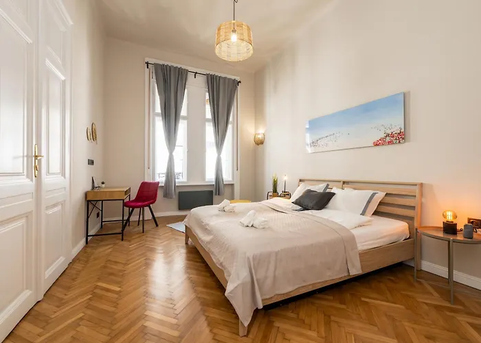 The Elegance Апартаменты *